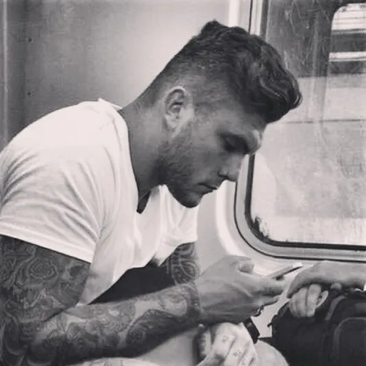 بالصور: أكثر الرجال وسامة بمترو أنفاق باريس!