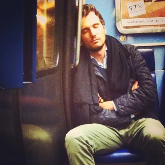 بالصور: أكثر الرجال وسامة بمترو أنفاق باريس!