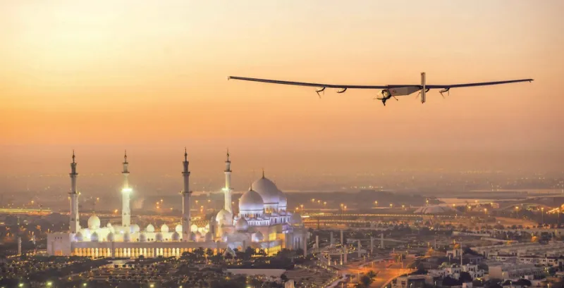 اول رحلة حول العالم من دون وقود.. طائرة تعمل بالطاقة الشمسية تقلع من ابو ظبي!