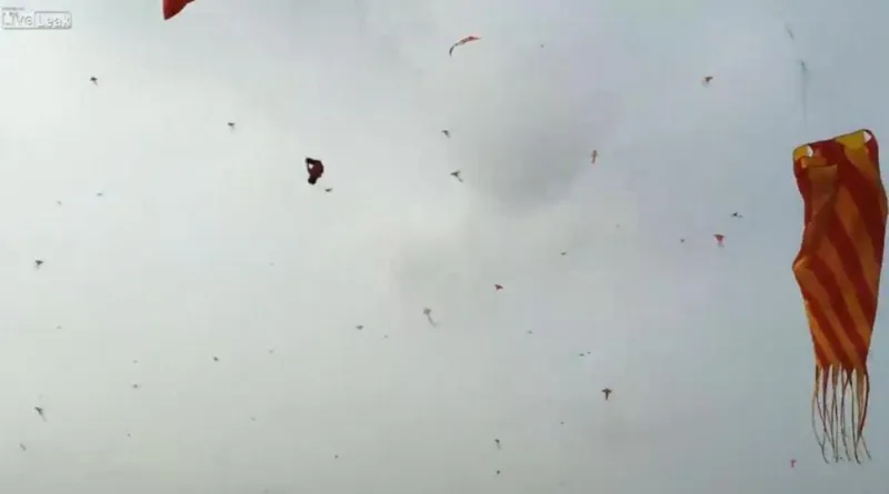 طائرة ورقية تطير بطفل عالياً ليسقط ويلقى مصرعه