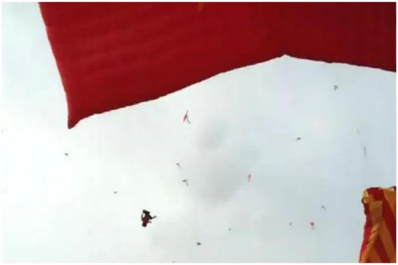 طائرة ورقية تطير بطفل عالياً ليسقط ويلقى مصرعه