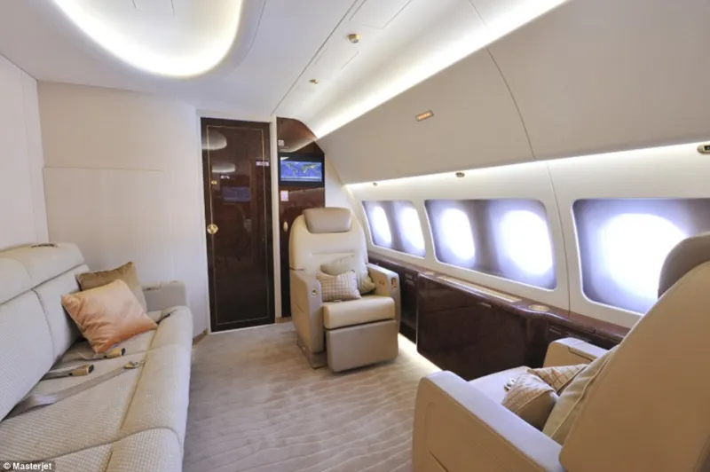 بالصور..جولة داخل طائرة الأمير تشارلز