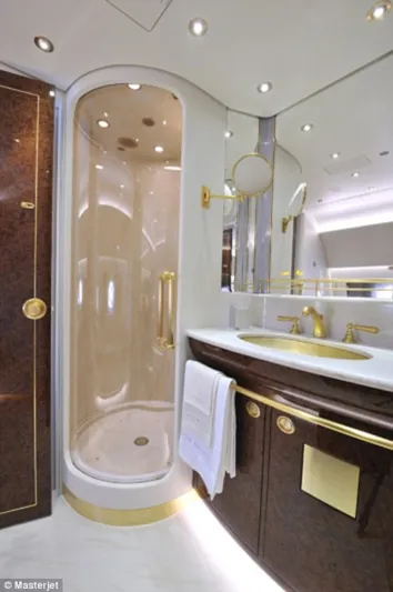 بالصور..جولة داخل طائرة الأمير تشارلز