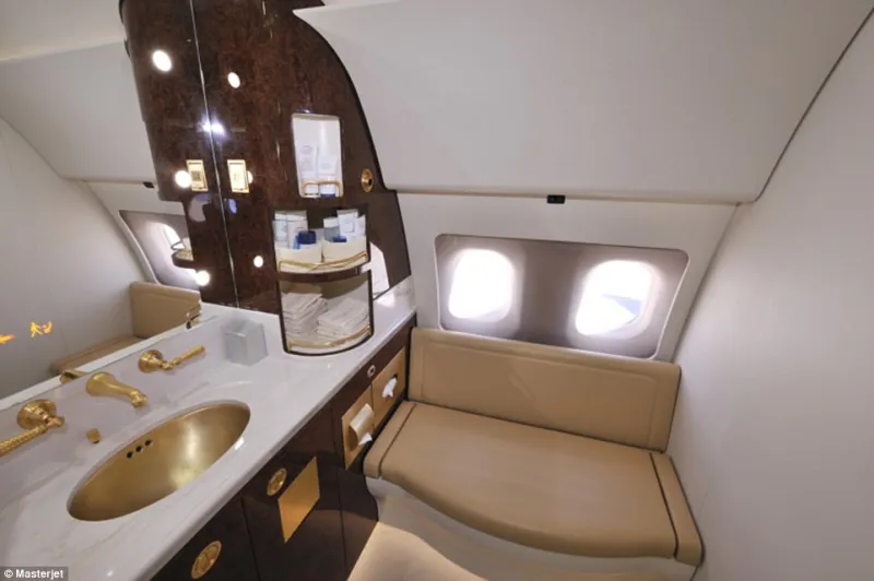 بالصور..جولة داخل طائرة الأمير تشارلز