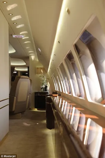 بالصور..جولة داخل طائرة الأمير تشارلز