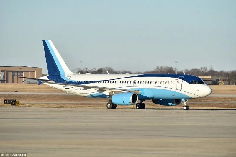 بالصور..جولة داخل طائرة الأمير تشارلز