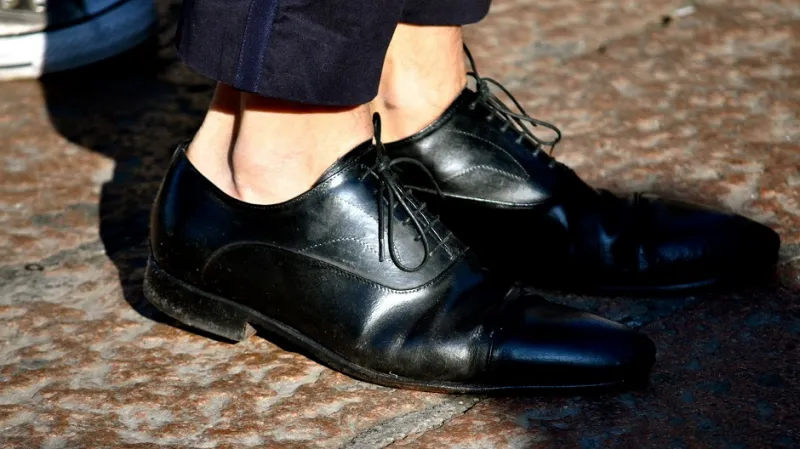 4 حالات تمكنك من ارتداء الأحذية دون جورب