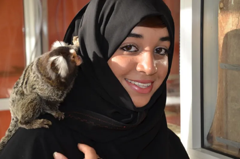 إماراتية تعيش مع 270 حيوانا في منزلها