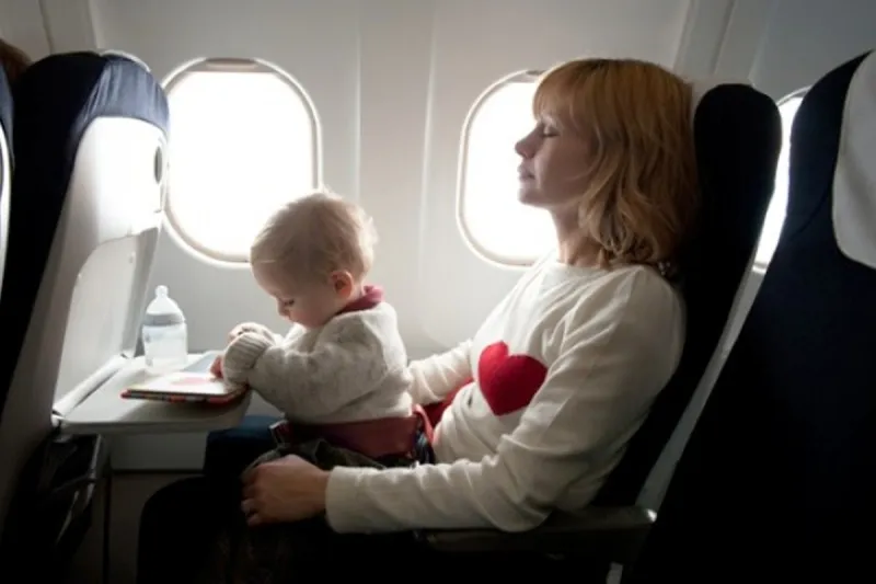 طرد امرأة من الطائرة لإرضاعها طفلها أثناء الإقلاع
