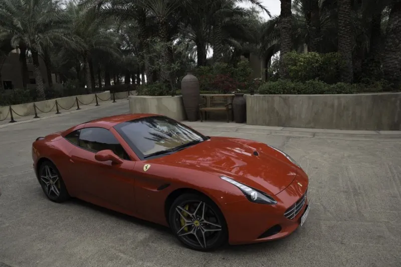 بالصور :  فيراري "كاليفورنيا تي" الفاخرة في دبي