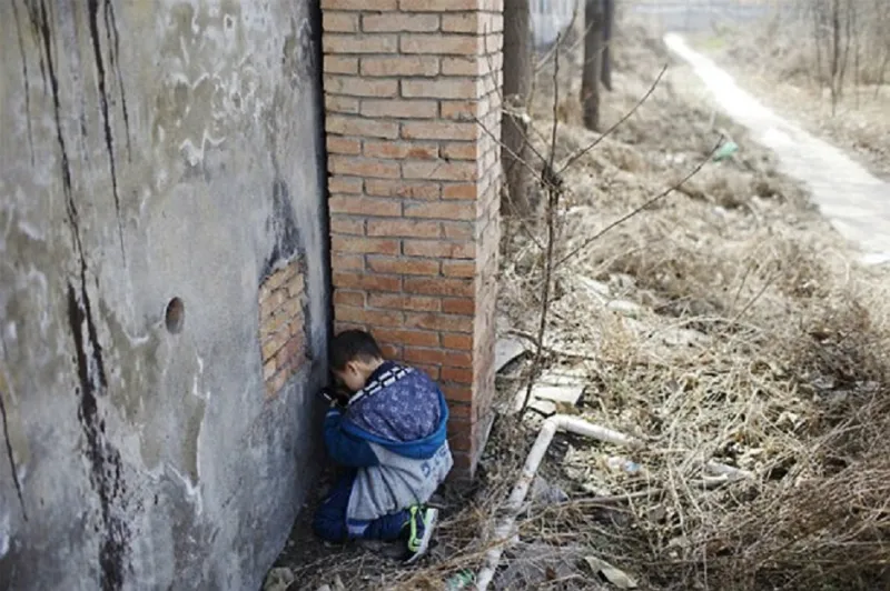 طفل منبوذ يطرده أهله من مدينته بسبب الإيدز