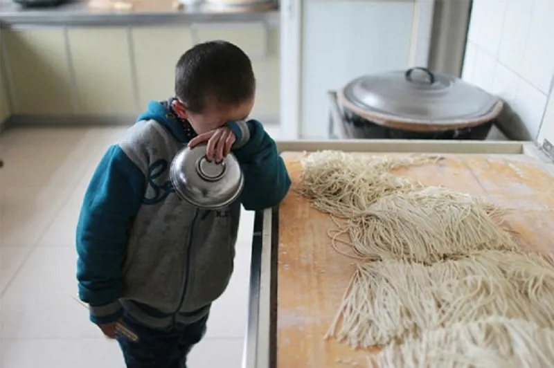 طفل منبوذ يطرده أهله من مدينته بسبب الإيدز