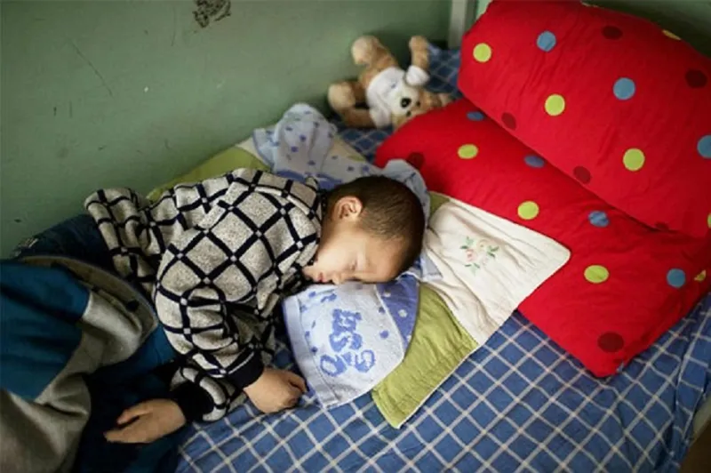 طفل منبوذ يطرده أهله من مدينته بسبب الإيدز