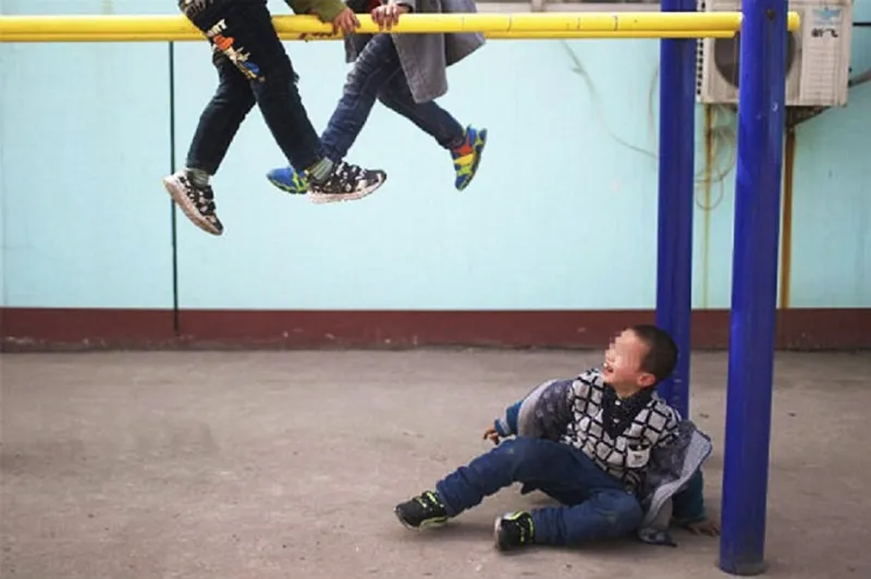 طفل منبوذ يطرده أهله من مدينته بسبب الإيدز