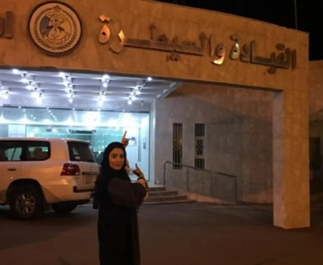 صور..أول إعلامية سعودية تغطي «عاصفة الحزم» ميدانيًا