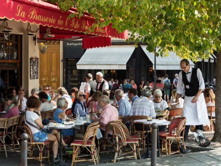 بالصور.. 7 أشياء يحظر عليك فعلها خلال زيارة باريس