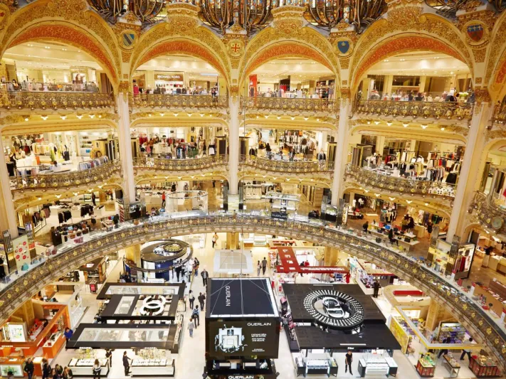 بالصور.. 7 أشياء يحظر عليك فعلها خلال زيارة باريس