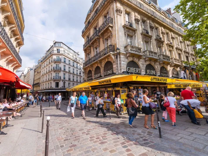 بالصور.. 7 أشياء يحظر عليك فعلها خلال زيارة باريس