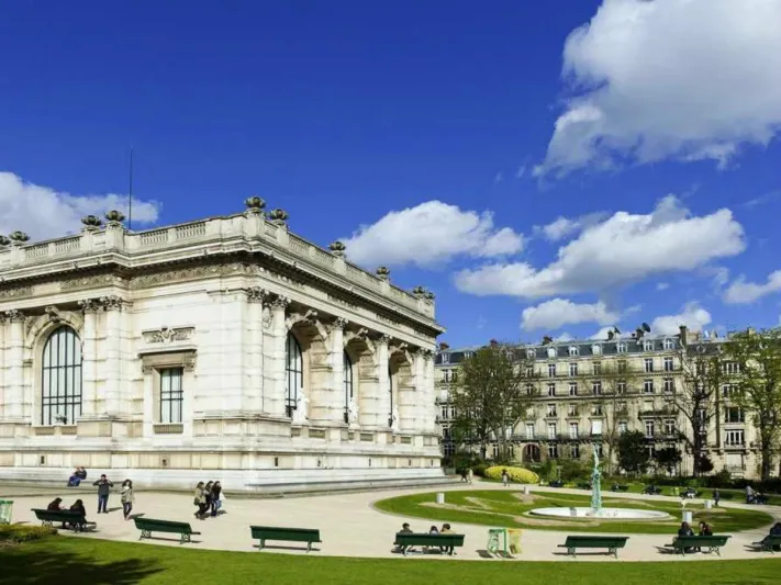 بالصور.. 7 أشياء يحظر عليك فعلها خلال زيارة باريس