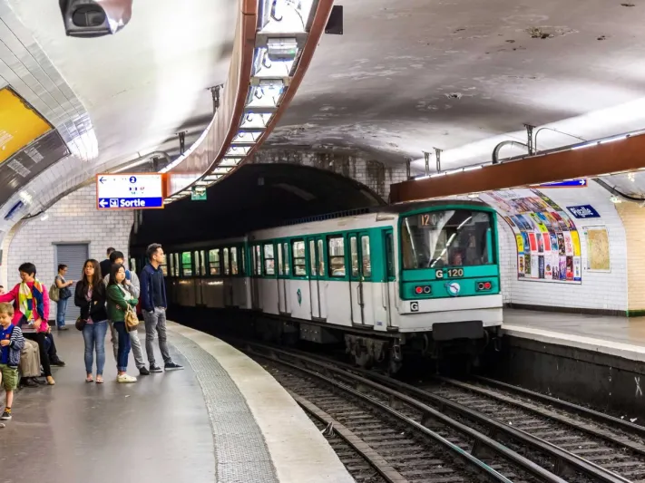 بالصور.. 7 أشياء يحظر عليك فعلها خلال زيارة باريس