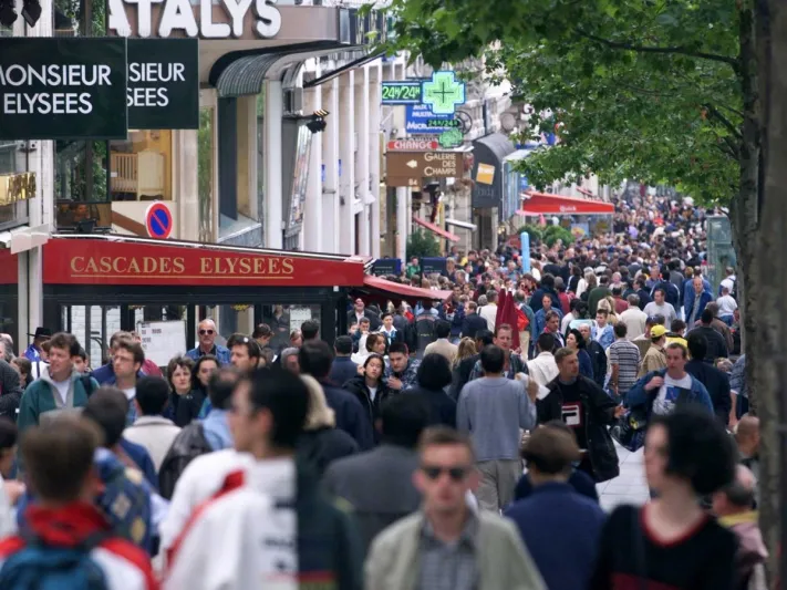 بالصور.. 7 أشياء يحظر عليك فعلها خلال زيارة باريس