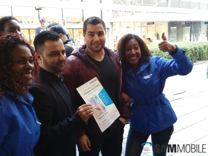 في يوم البيع له طوابير للحصول على جلاكسي إس 6 