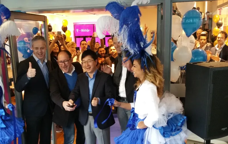 في يوم البيع له طوابير للحصول على جلاكسي إس 6 