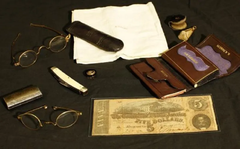 صورة.. هذا ما وجد في جيب الرئيس الأمريكي “لينكولن” عند اغتياله