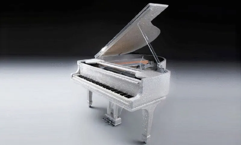 بالصور ثري عربي يشتري بيانو مغطى بالألماس