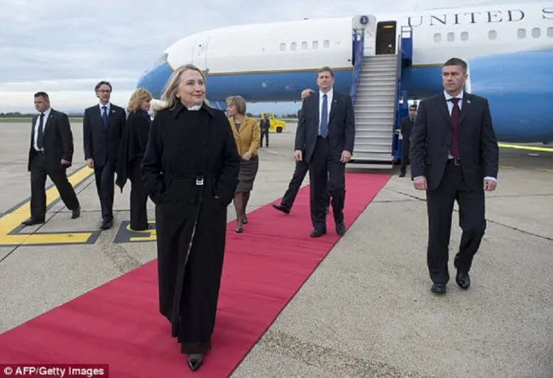 هيلاري كلينتون تحتاج إلى طائرتين عند السفر.. “واحدة مخصصة للحقائب”