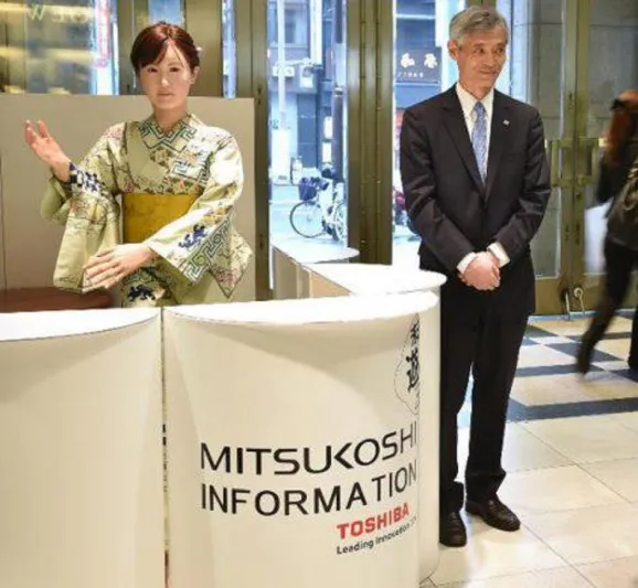 روبوت موظف استقبال في أحد أشهر المتاجر اليابانية