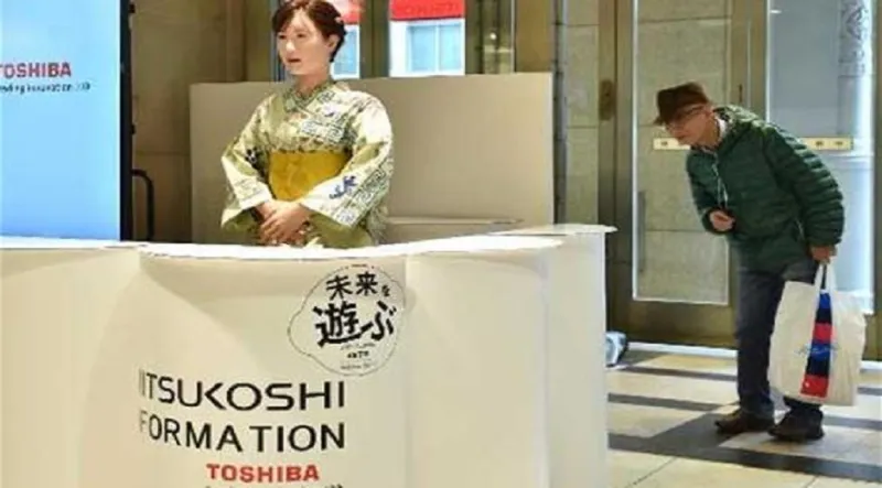 روبوت موظف استقبال في أحد أشهر المتاجر اليابانية