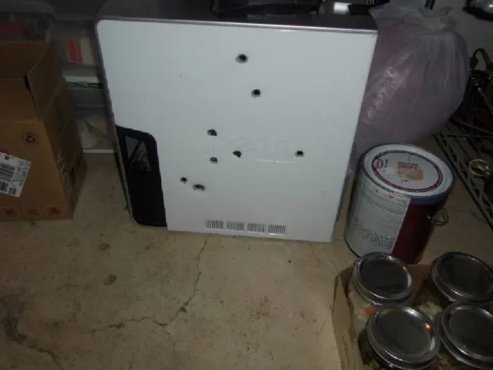 صراع مع الكمبيوتر ينتهي بإطلاق ثمان رصاصات