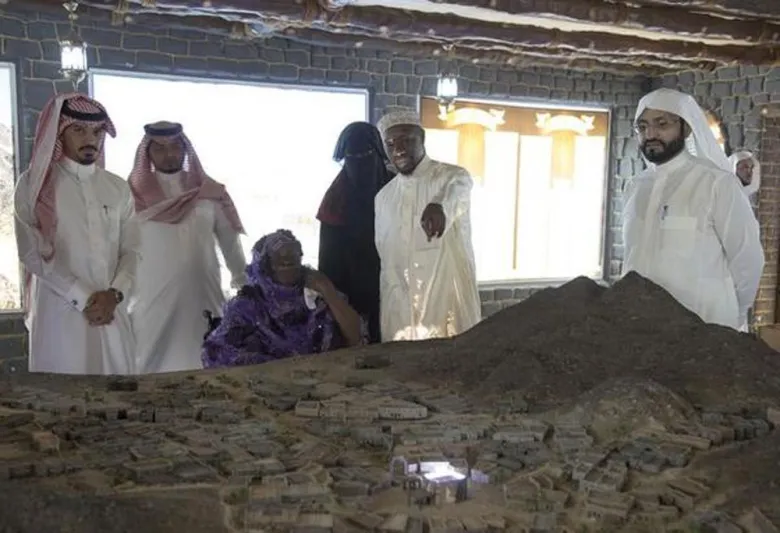 بالصور..جدة أوباما تؤدي العمرة وتزور متحف النبي بمكة