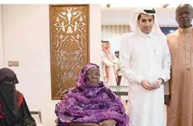 بالصور..جدة أوباما تؤدي العمرة وتزور متحف النبي بمكة