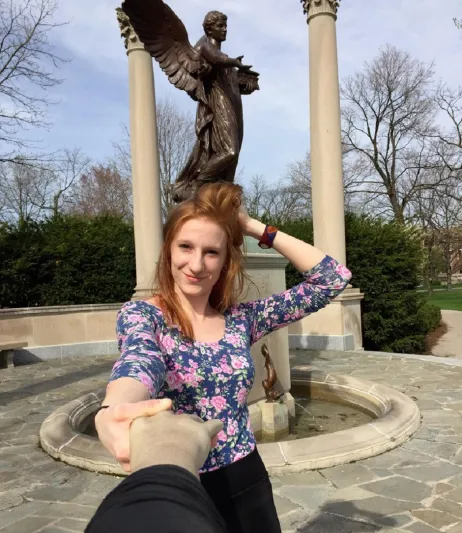 في تصميم غريب " ذراع السيلفي " بديلاً  لعصا السيلفي