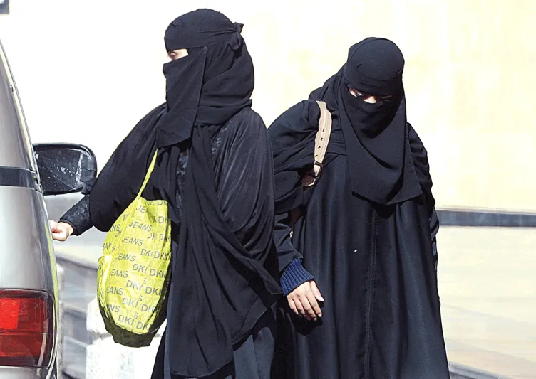 يطلق زوجته بسبب كلمة "هالو"