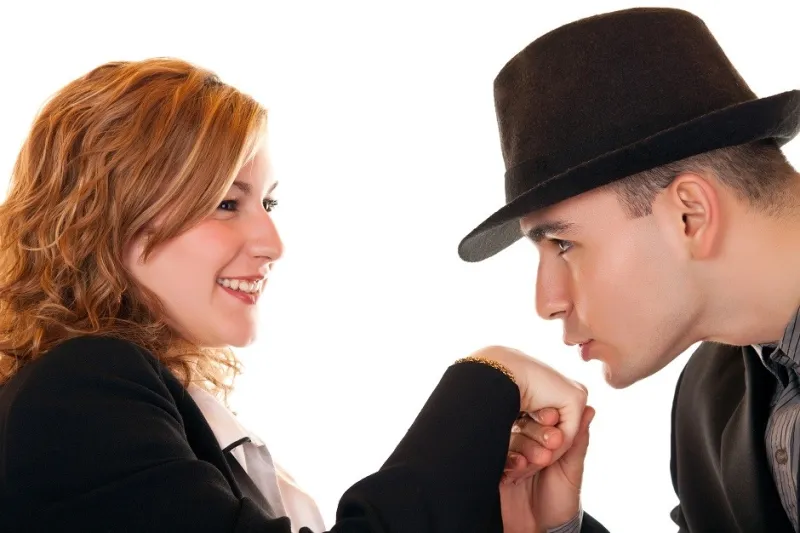 أشهر حيل الرجال للإيقاع بالنساء