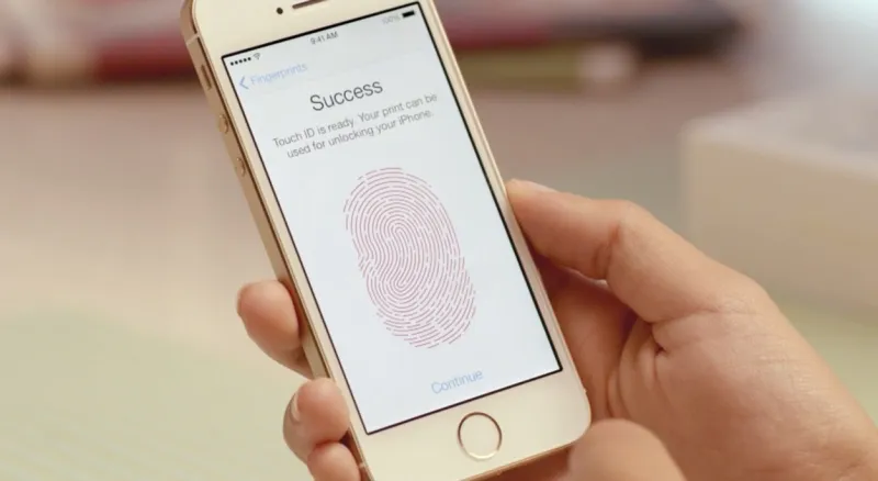 صورة للآيفون 5 سي مع قارئ البصمة تظهر وتختفي على متجر آبل 