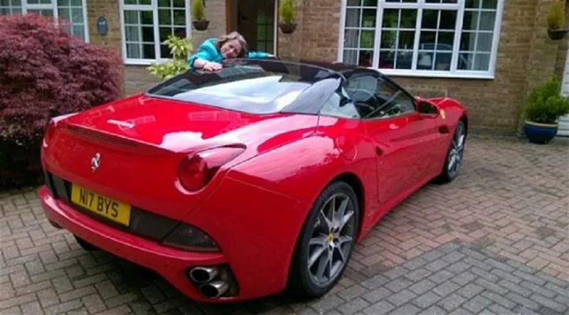 بريطاني يوفر النقود لسنوات لاستئجار "فيراري" لزوجته