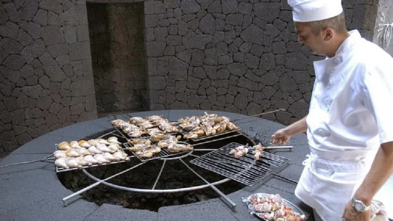 بالصور.. مطعم فوق بركان يطهي طعامه في 450 درجة مئوية