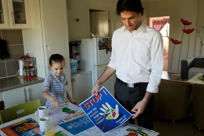 الباحث السعودي حسام الزواوي:  محارب "البكتيريا الخارقة"