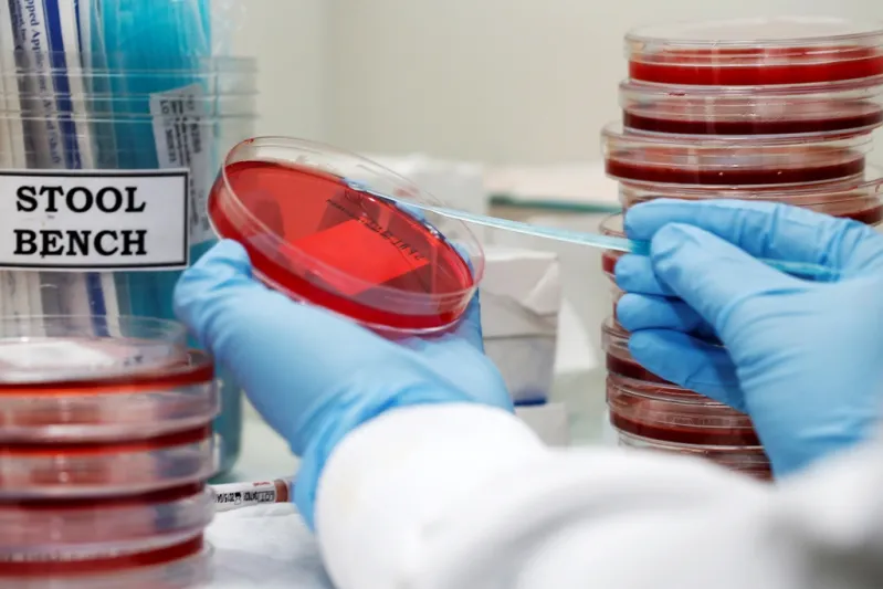 الباحث السعودي حسام الزواوي:  محارب "البكتيريا الخارقة"