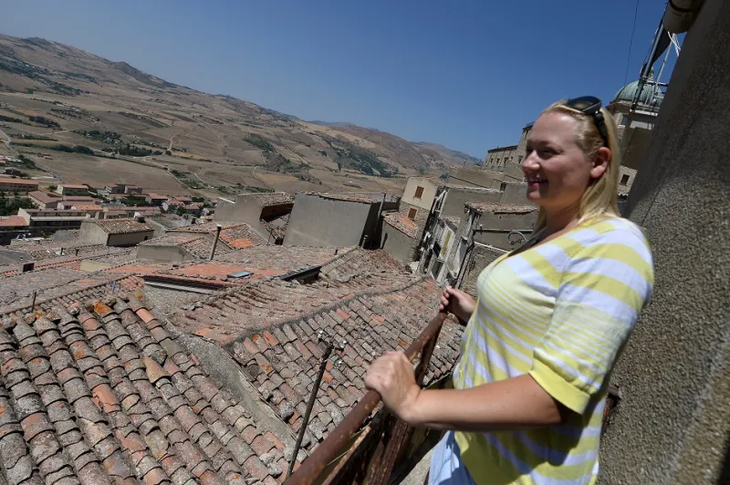 بلدة في إيطاليا “توزع منازل مجانا”