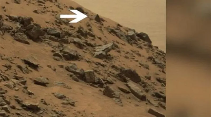 شكل هرمي كاهرامات مصر يثير تساؤلات حول الحياة على المريخ 