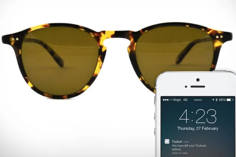 إذا كنت تملك آيفون فهذه النظارة الشمسية لن تضيع منك أبدا!!