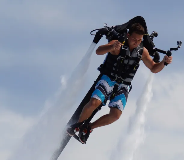 بالصور: طائرة الظهر.. سرعتها 119 كم وتخلصك من الزحام المروري؟