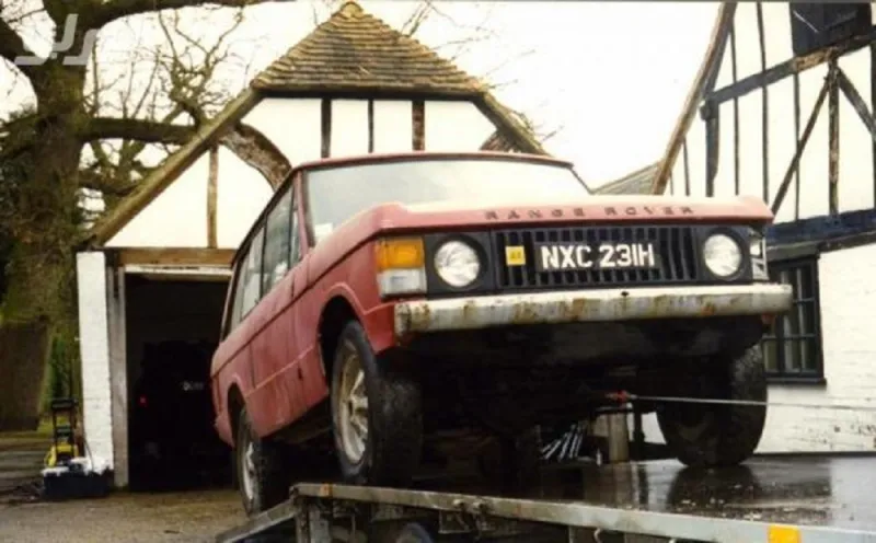 ترميم أقدم رنج روفر في العالم تحضيراً لبيعها