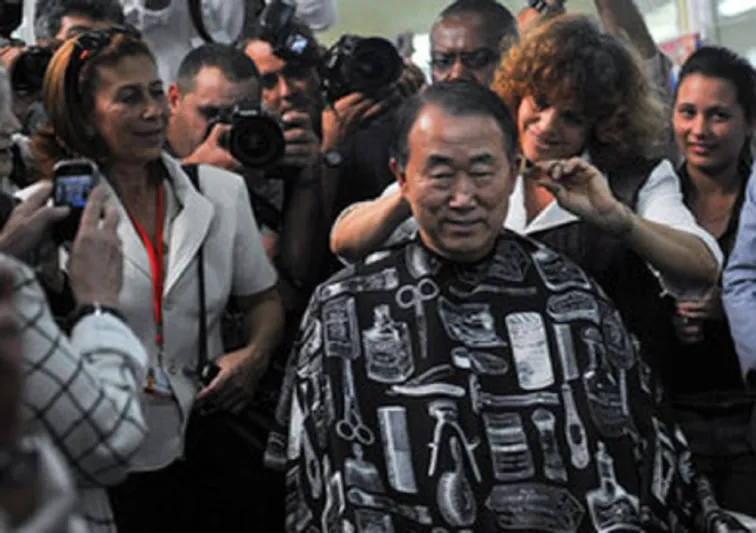 بالصور.. بان كي مون يقص شعره وسط النساء في كوبا