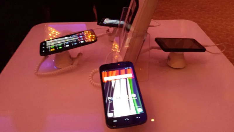 بالصور: طرح اول هاتف ذكي اماراتي في الاسواق.